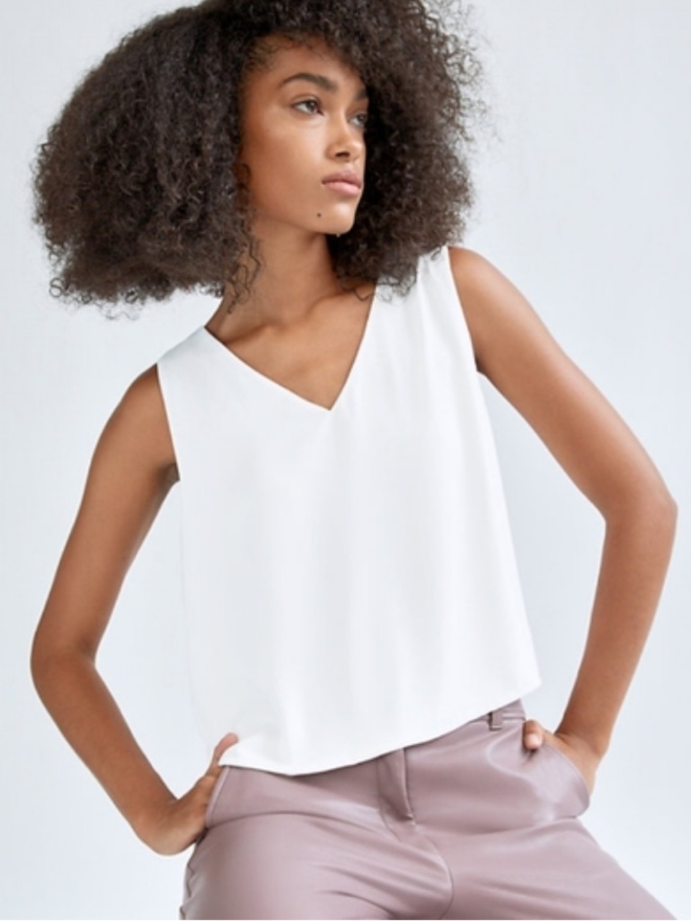 Aritzia Murphy White V-Neck Sleeveless Blouse - Medium